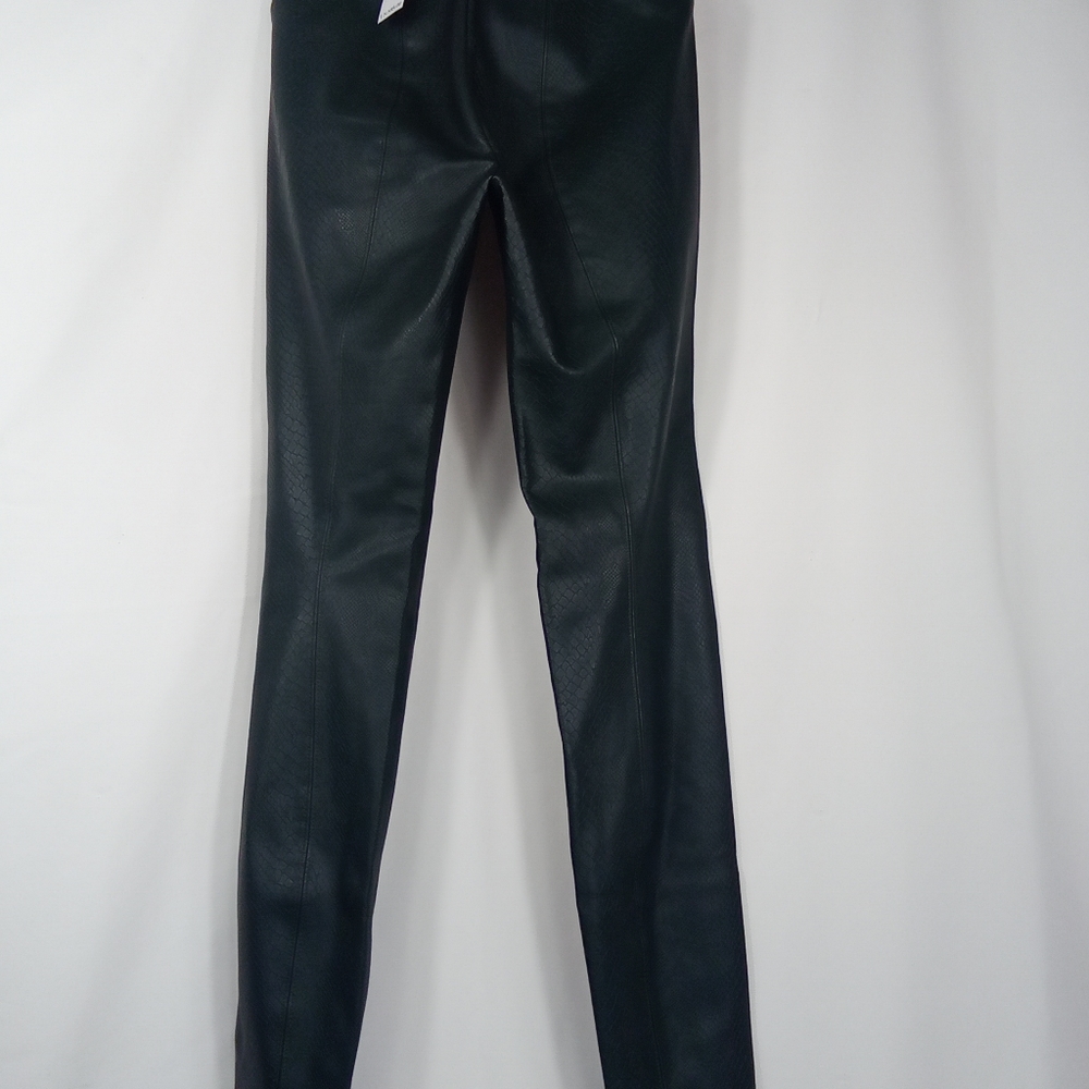 NWT White House Black Market  LTHRWHBM Runway leggings - VEGAN, Size 0P